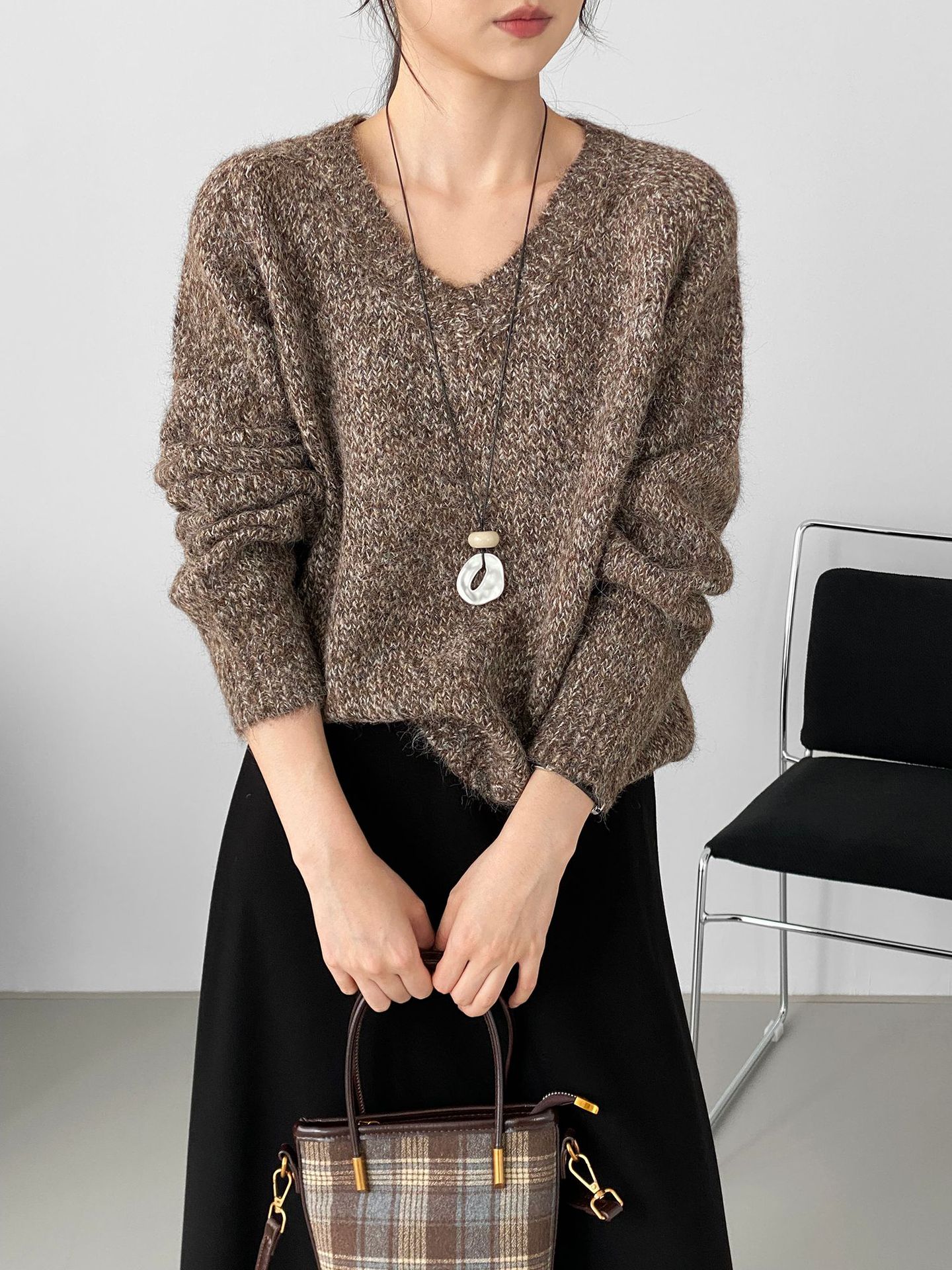 나른한 느낌의 브이넥 잡티 스웨터 통근녀 느낌의 널찍하고 쫀쫀한 니트