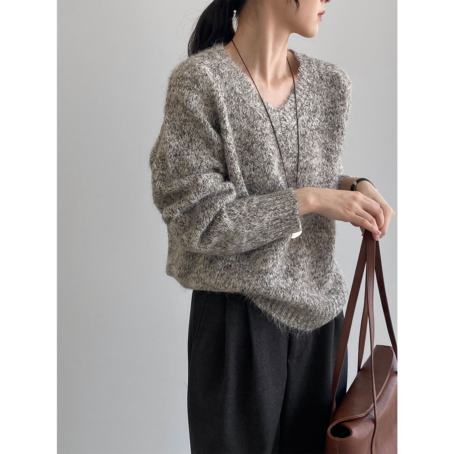 나른한 느낌의 브이넥 잡티 스웨터 통근녀 느낌의 널찍하고 쫀쫀한 니트