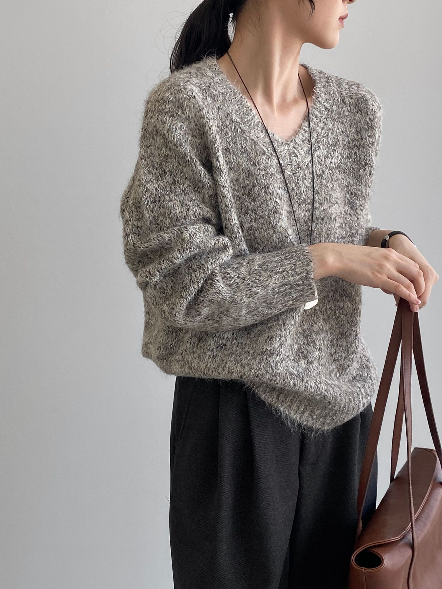 나른한 느낌의 브이넥 잡티 스웨터 통근녀 느낌의 널찍하고 쫀쫀한 니트