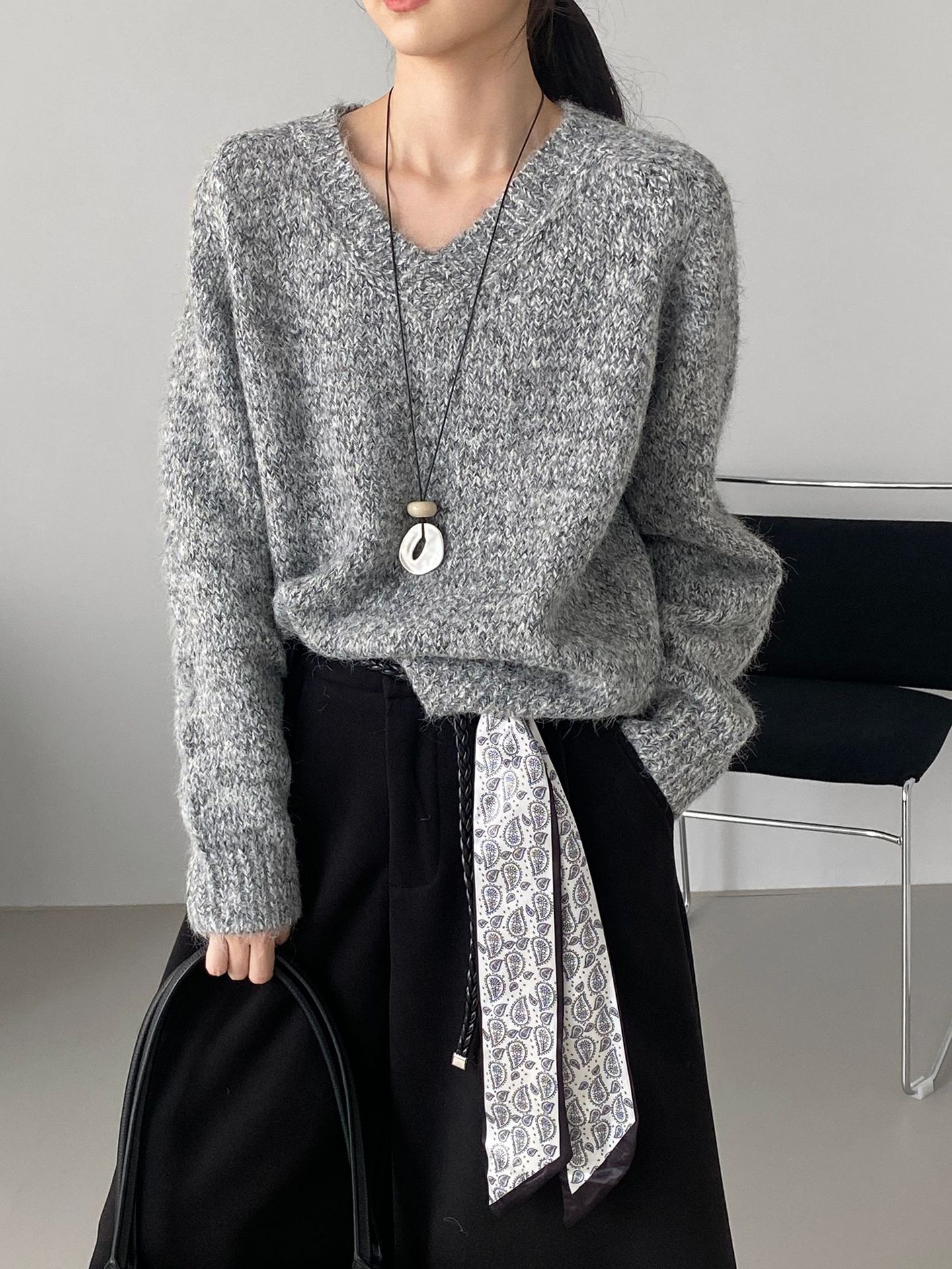 나른한 느낌의 브이넥 잡티 스웨터 통근녀 느낌의 널찍하고 쫀쫀한 니트