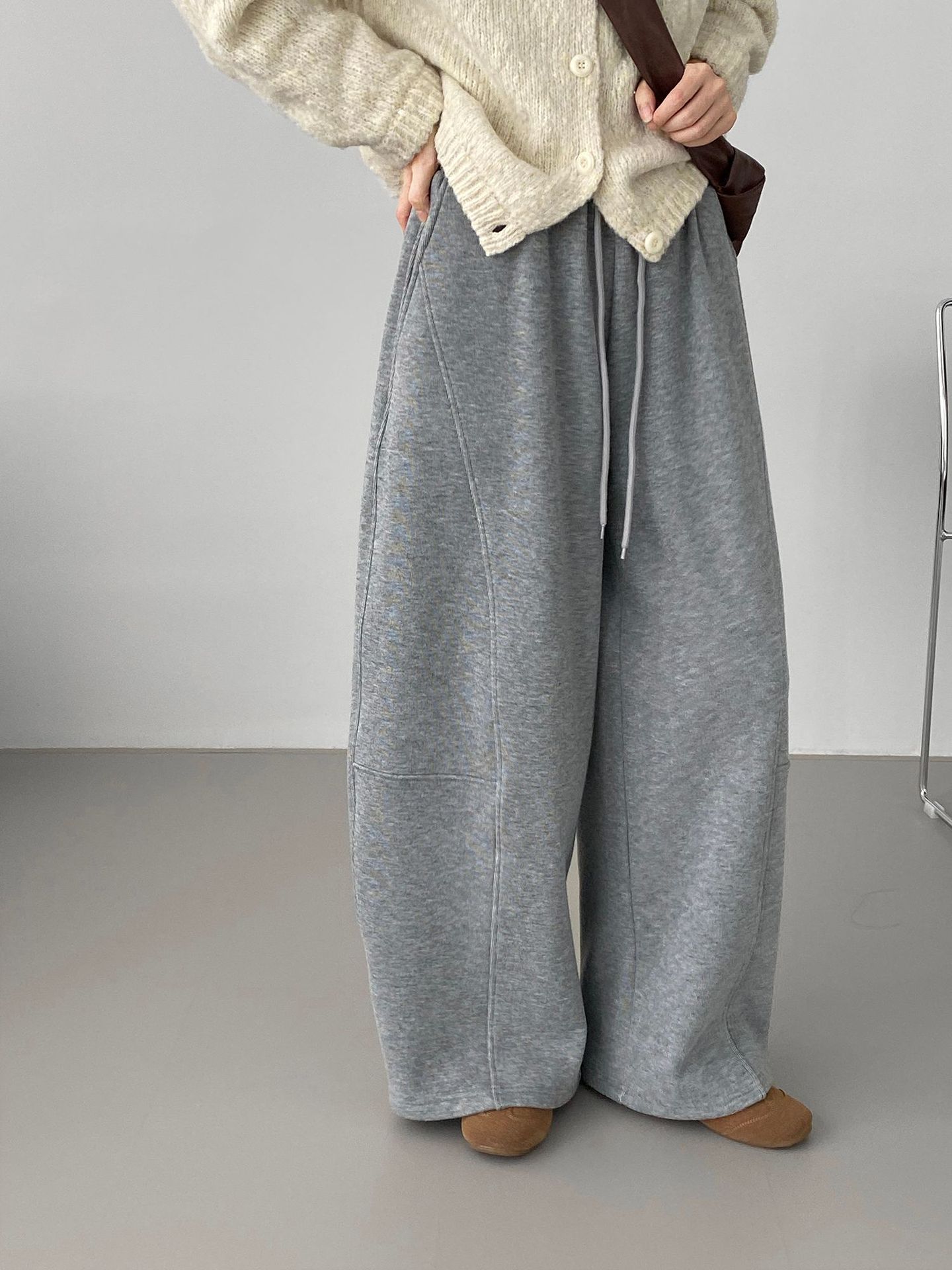 나른한 바람에 느슨하게 입을 수 있는 쿠션 슬랙스 여성용 긴 바지