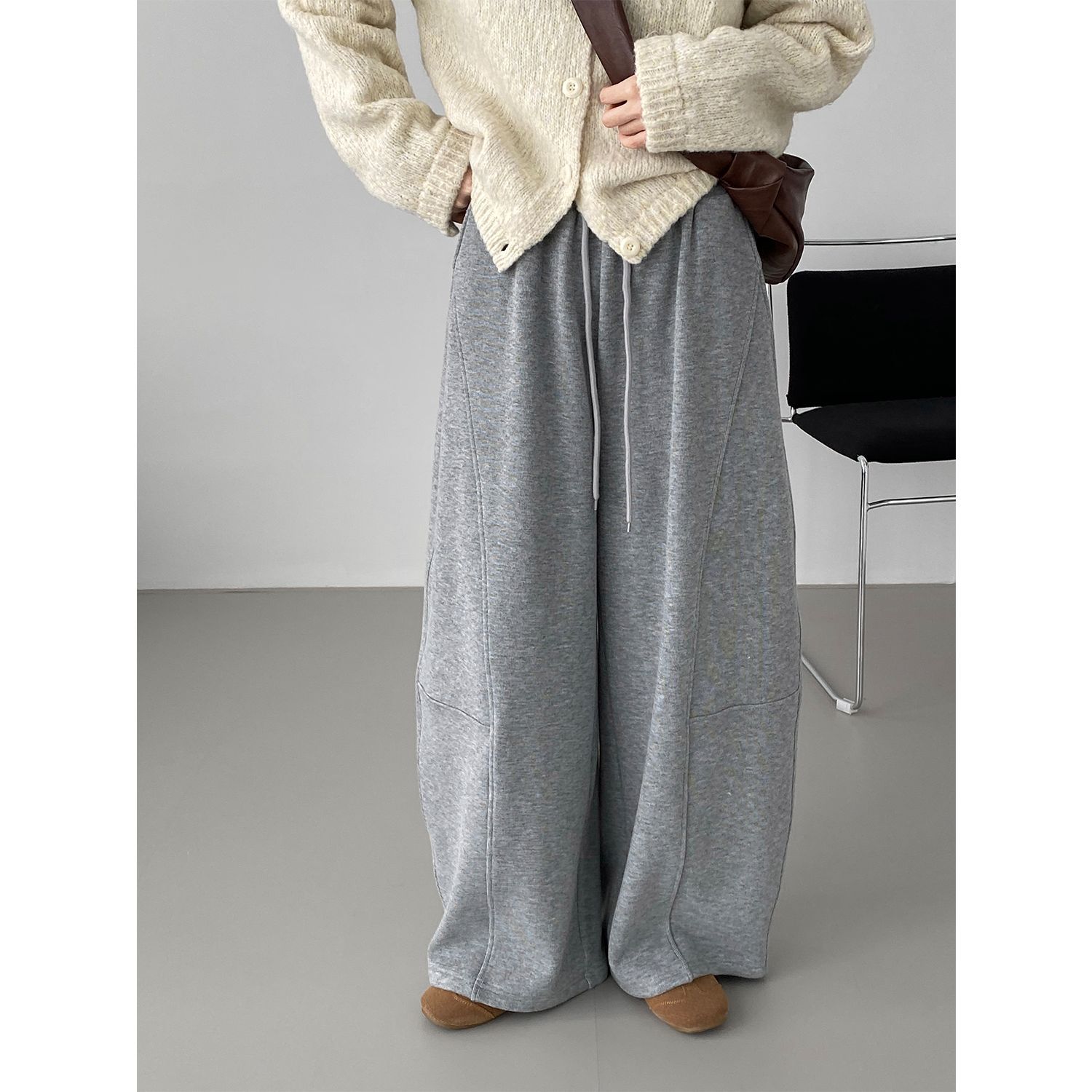 나른한 바람에 느슨하게 입을 수 있는 쿠션 슬랙스 여성용 긴 바지