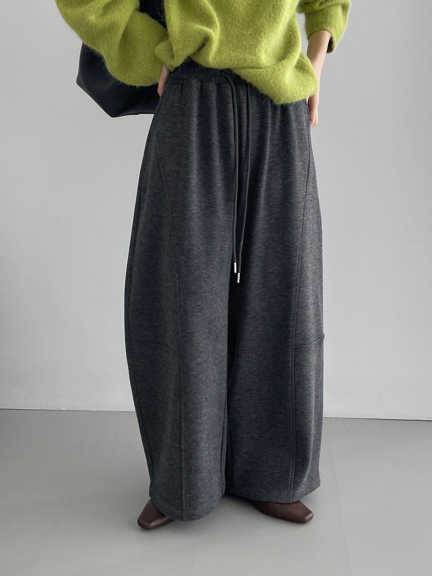 나른한 바람에 느슨하게 입을 수 있는 쿠션 슬랙스 여성용 긴 바지