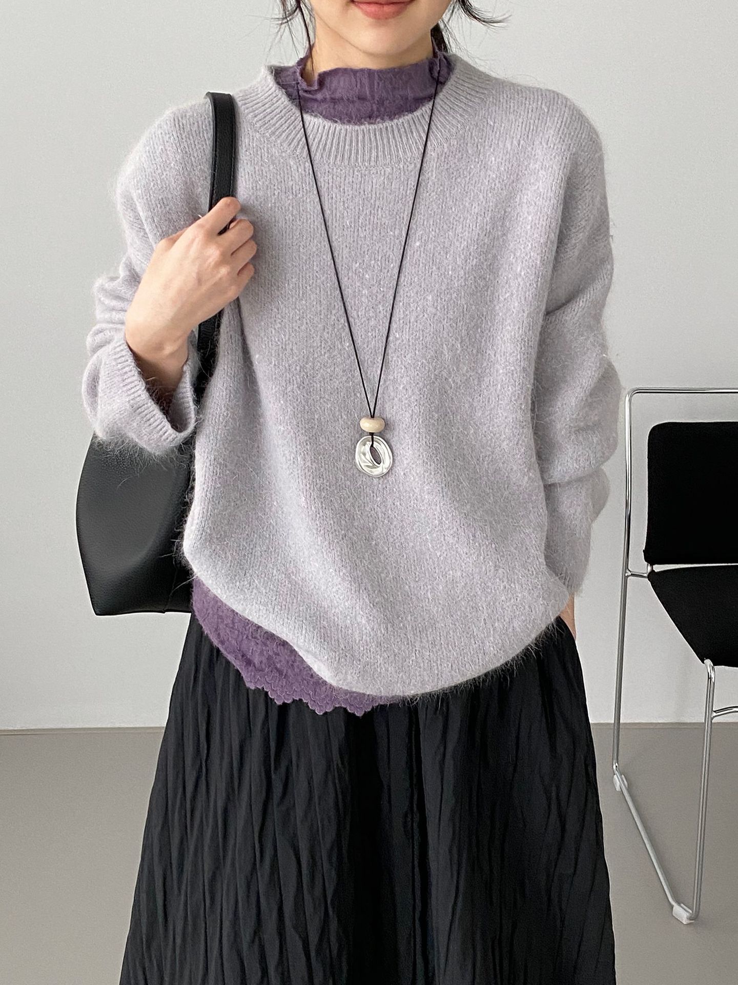 라운드 칼라에 나른한 쫄깃한 토끼털 스웨터 심플하고 루즈한 느낌의 여성 코리안 니트입니다