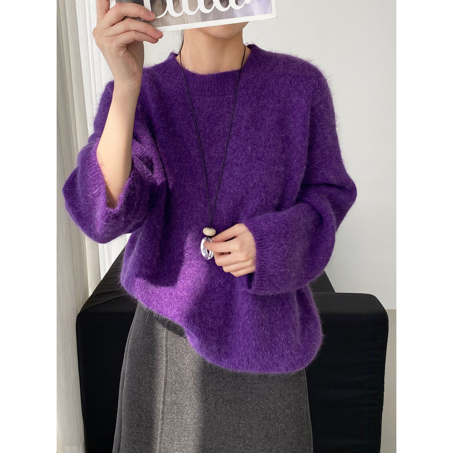 라운드 칼라에 나른한 쫄깃한 토끼털 스웨터 심플하고 루즈한 느낌의 여성 코리안 니트입니다