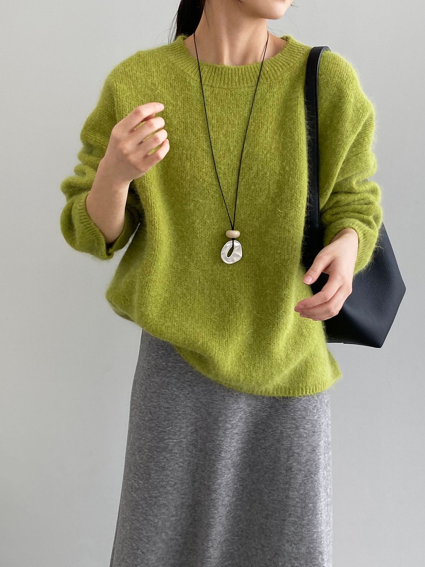 라운드 칼라에 나른한 쫄깃한 토끼털 스웨터 심플하고 루즈한 느낌의 여성 코리안 니트입니다