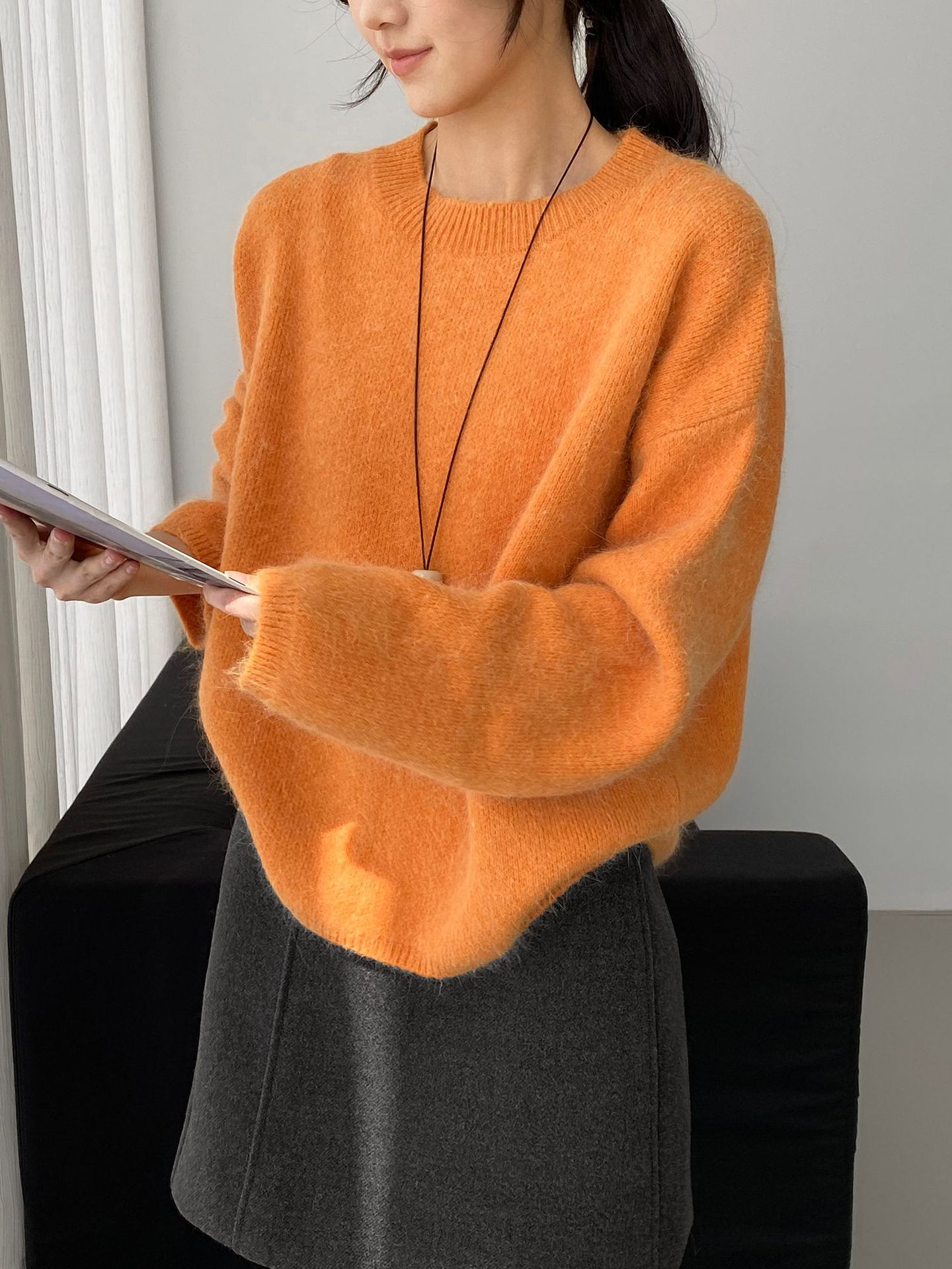 라운드 칼라에 나른한 쫄깃한 토끼털 스웨터 심플하고 루즈한 느낌의 여성 코리안 니트입니다