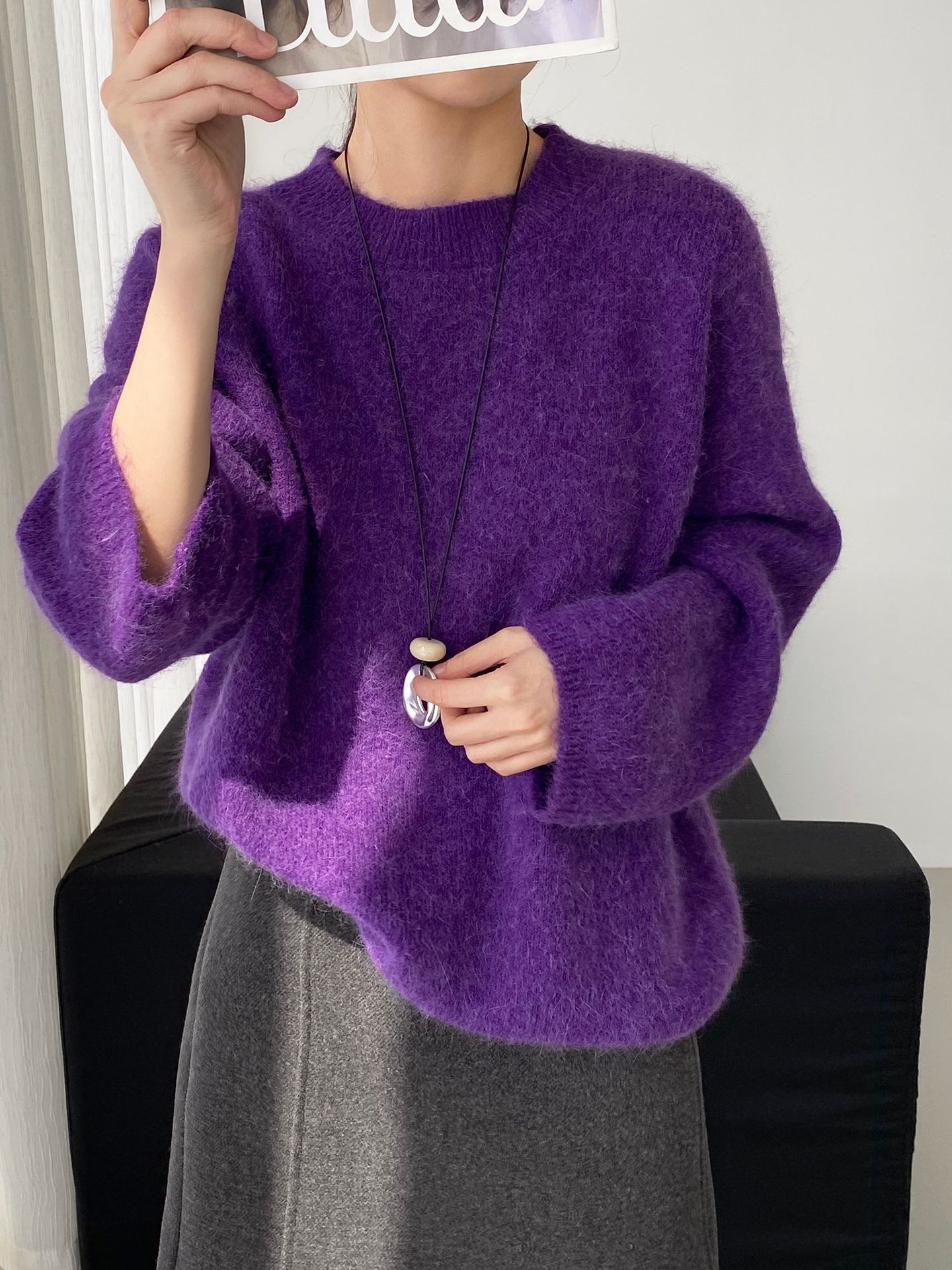 라운드 칼라에 나른한 쫄깃한 토끼털 스웨터 심플하고 루즈한 느낌의 여성 코리안 니트입니다