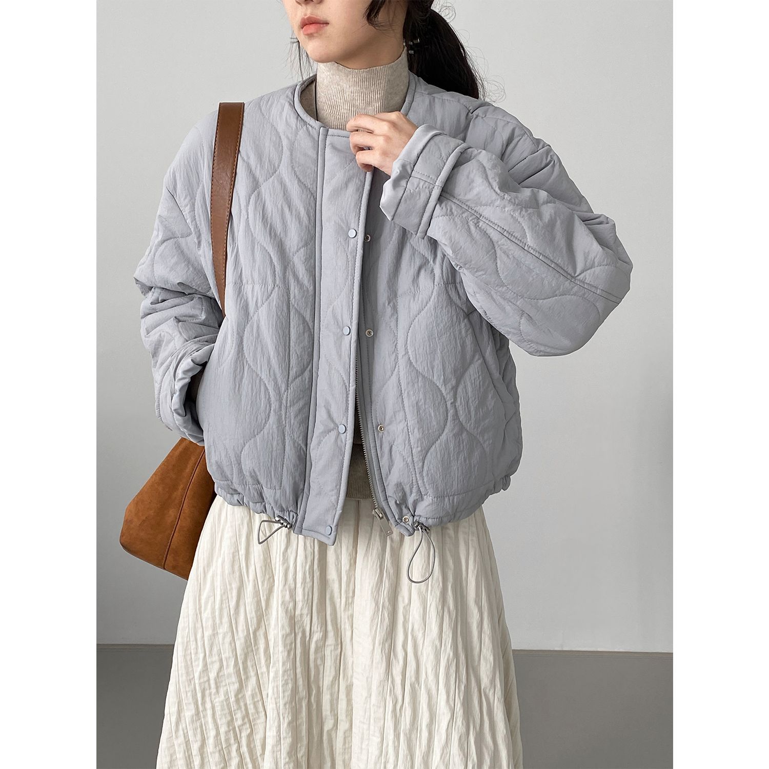 겨울 여성들의 단색 라운드 퀼팅 패딩으로 도톰하고 따뜻하며 날씬해 보이는 스타일링 패딩입니다