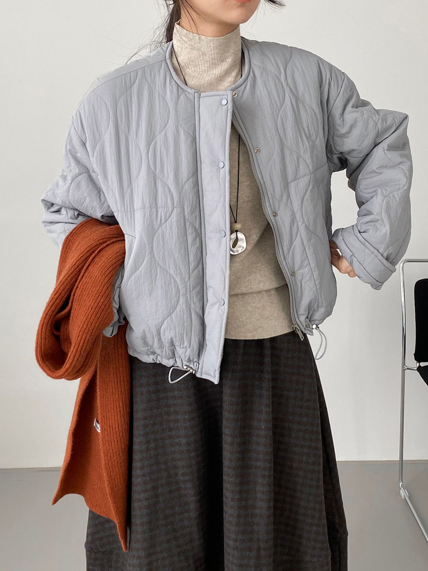 겨울 여성들의 단색 라운드 퀼팅 패딩으로 도톰하고 따뜻하며 날씬해 보이는 스타일링 패딩입니다