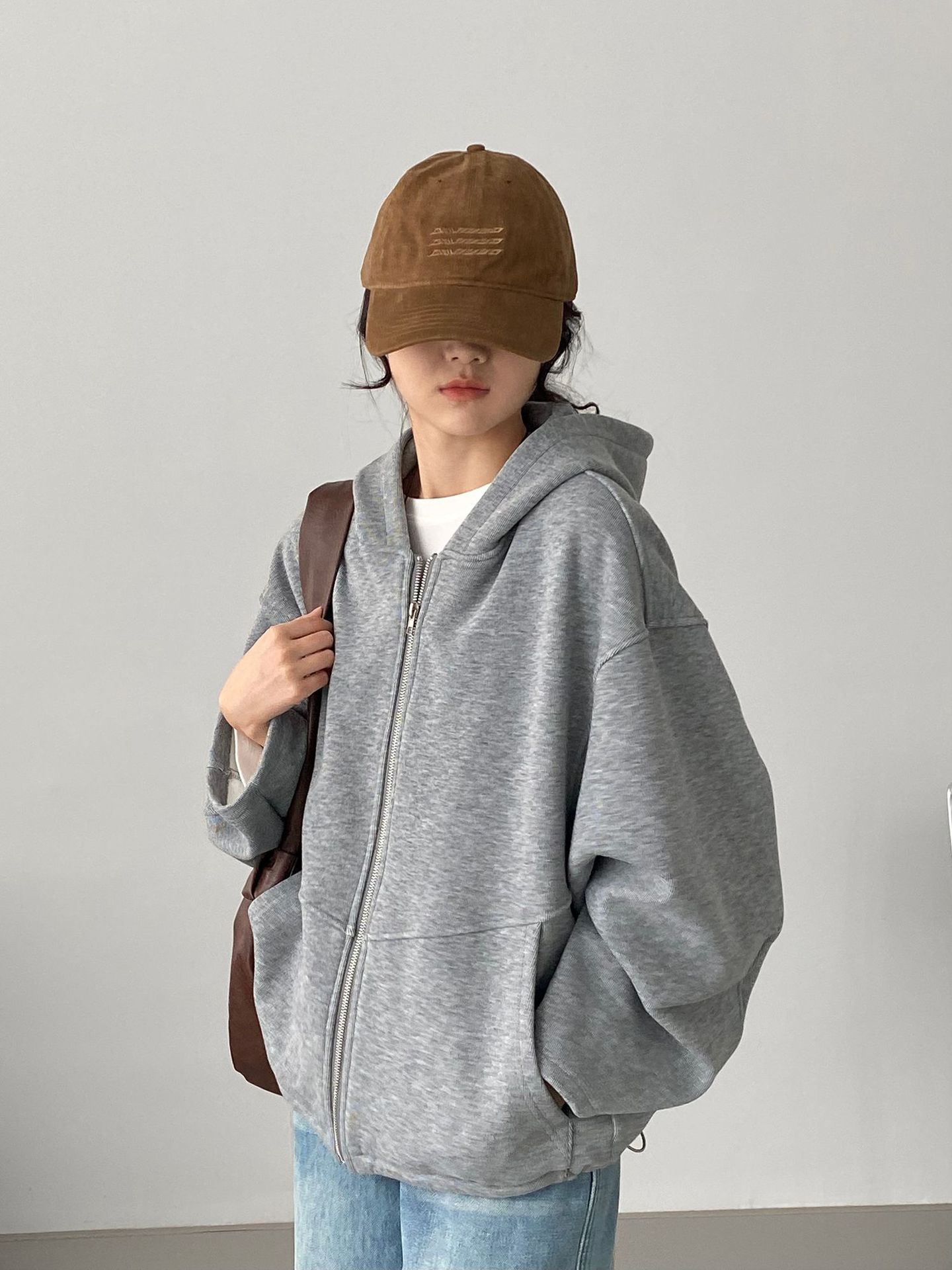 그레이 기모를 얹은 후드 후드 페미닌의 루즈하고 캐주얼한 아우터입니다