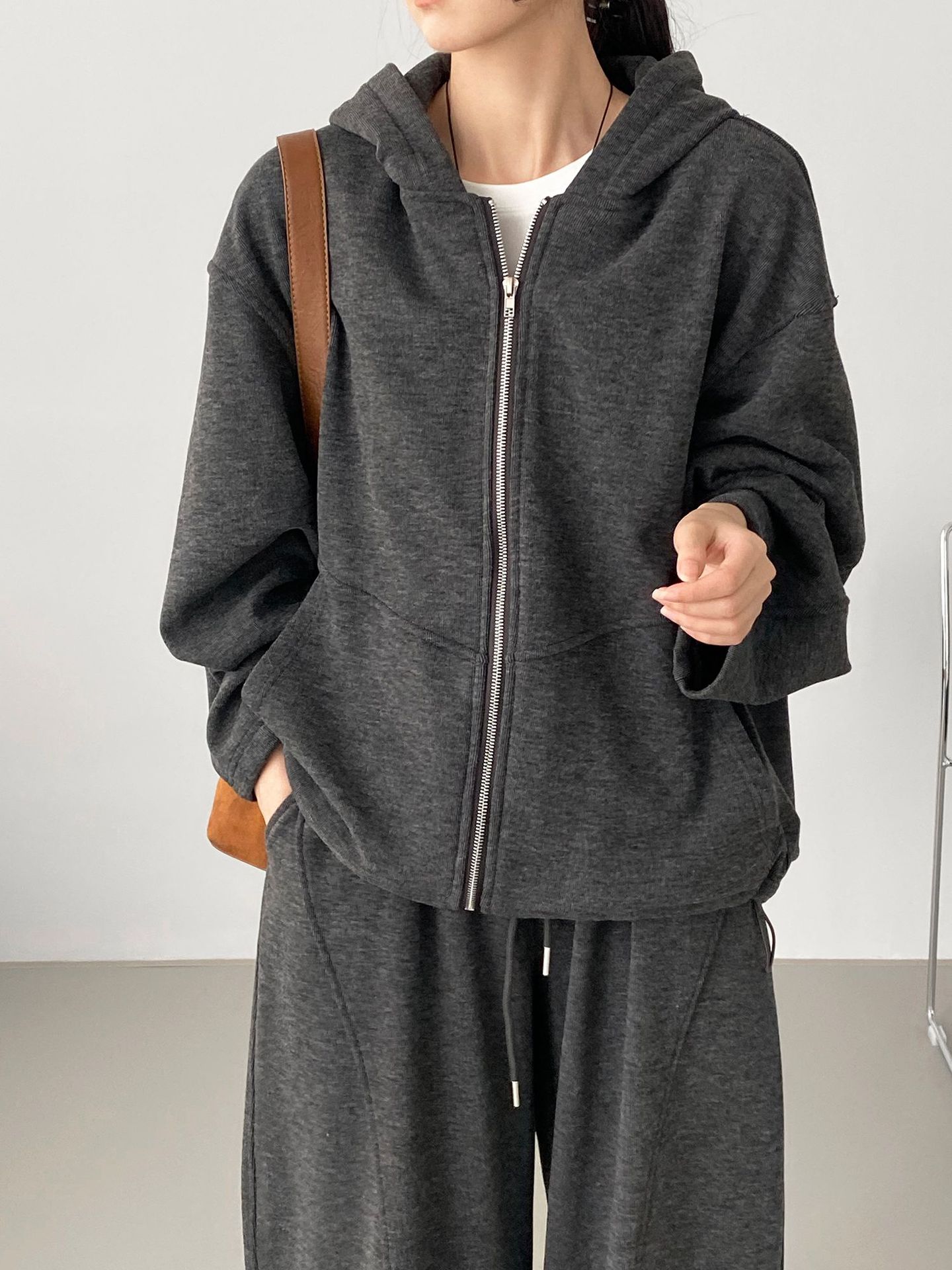 그레이 기모를 얹은 후드 후드 페미닌의 루즈하고 캐주얼한 아우터입니다