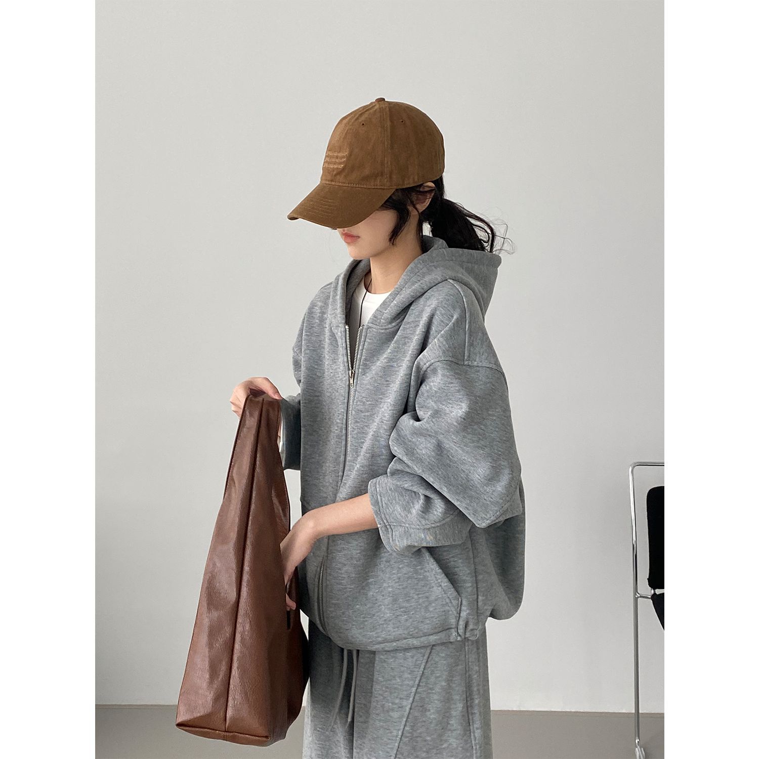 그레이 기모를 얹은 후드 후드 페미닌의 루즈하고 캐주얼한 아우터입니다