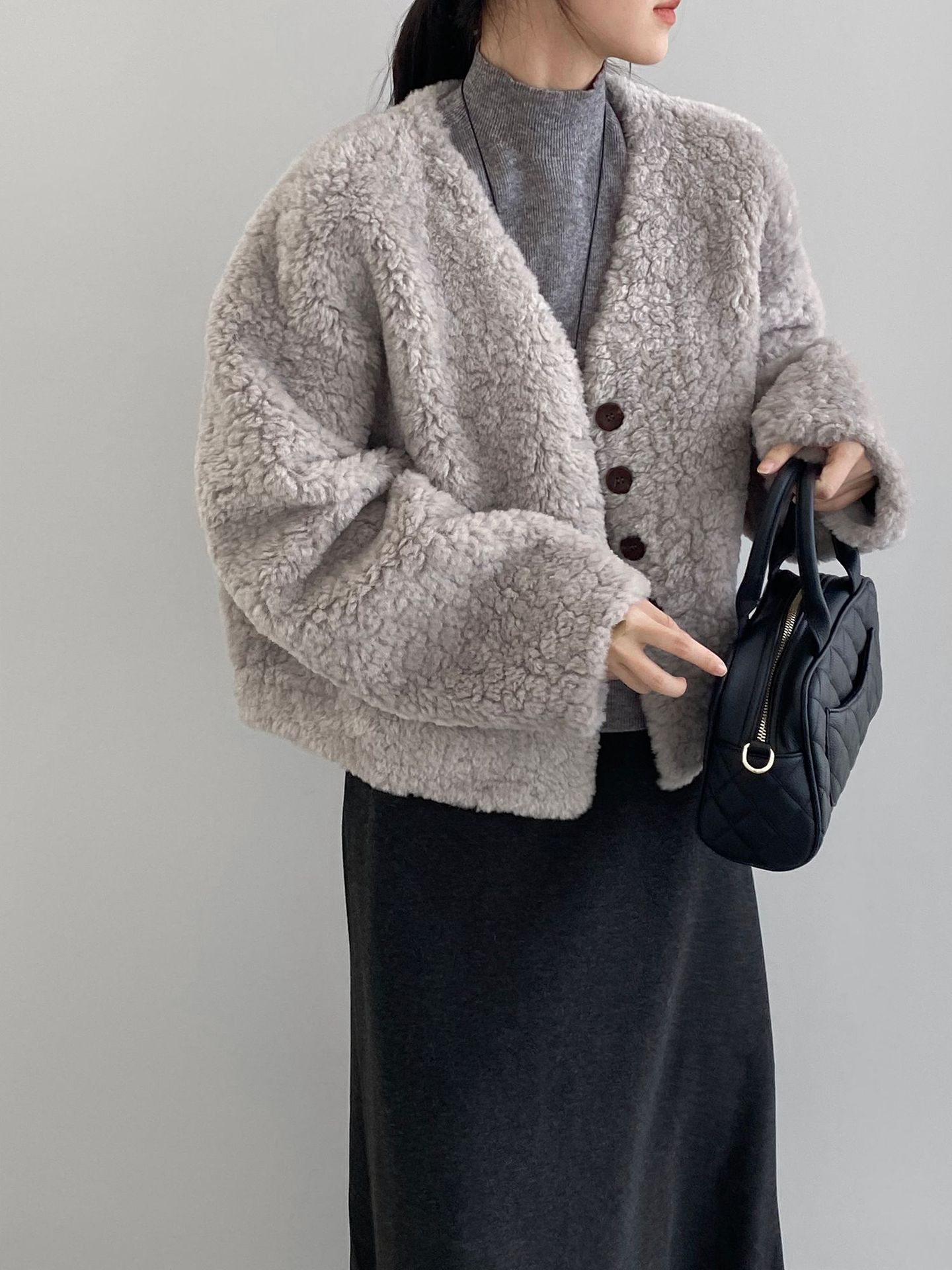 겨울 나른한 느낌의 퍼 코트입니다. 여성 솔리드 브이넥 싱글 버튼 쇼트 퍼 일체형 탑입니다