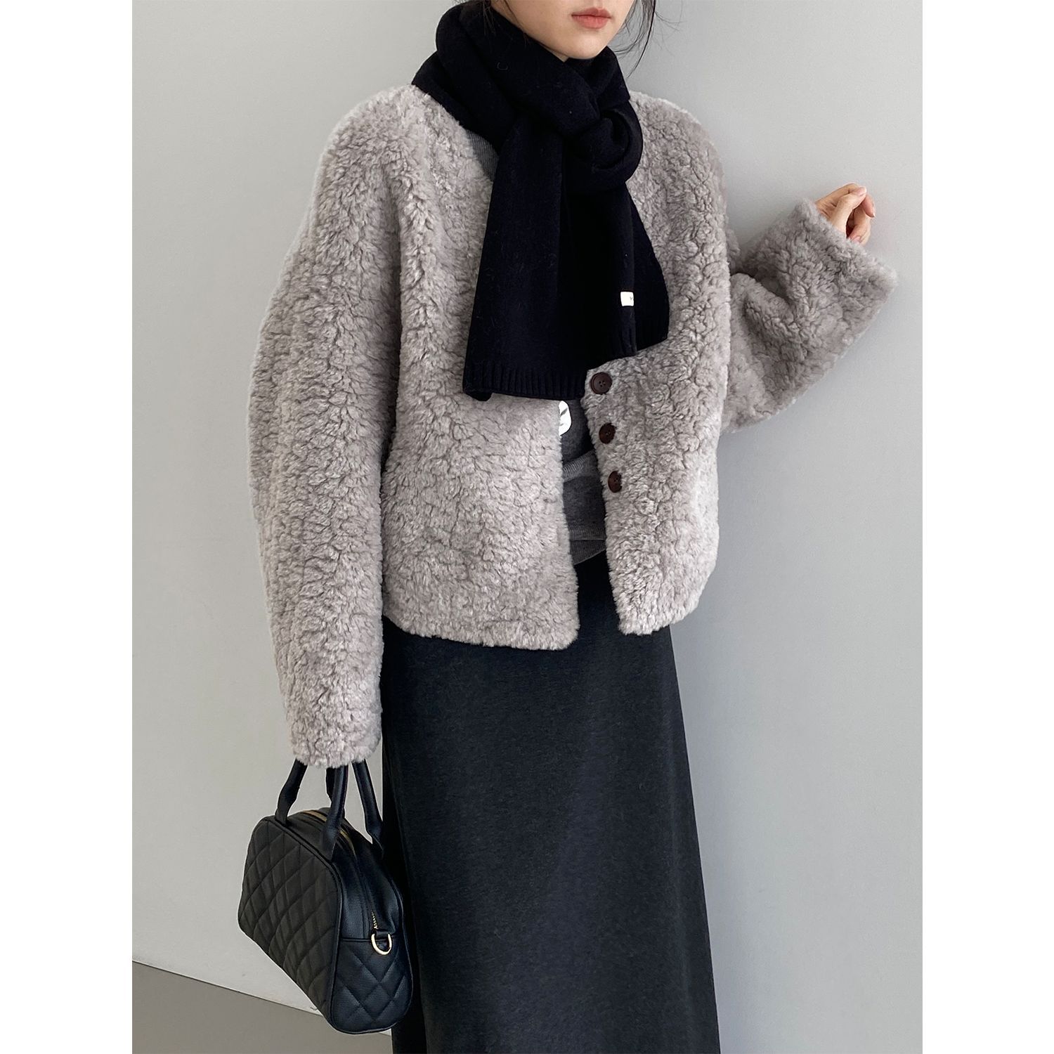 겨울 나른한 느낌의 퍼 코트입니다. 여성 솔리드 브이넥 싱글 버튼 쇼트 퍼 일체형 탑입니다