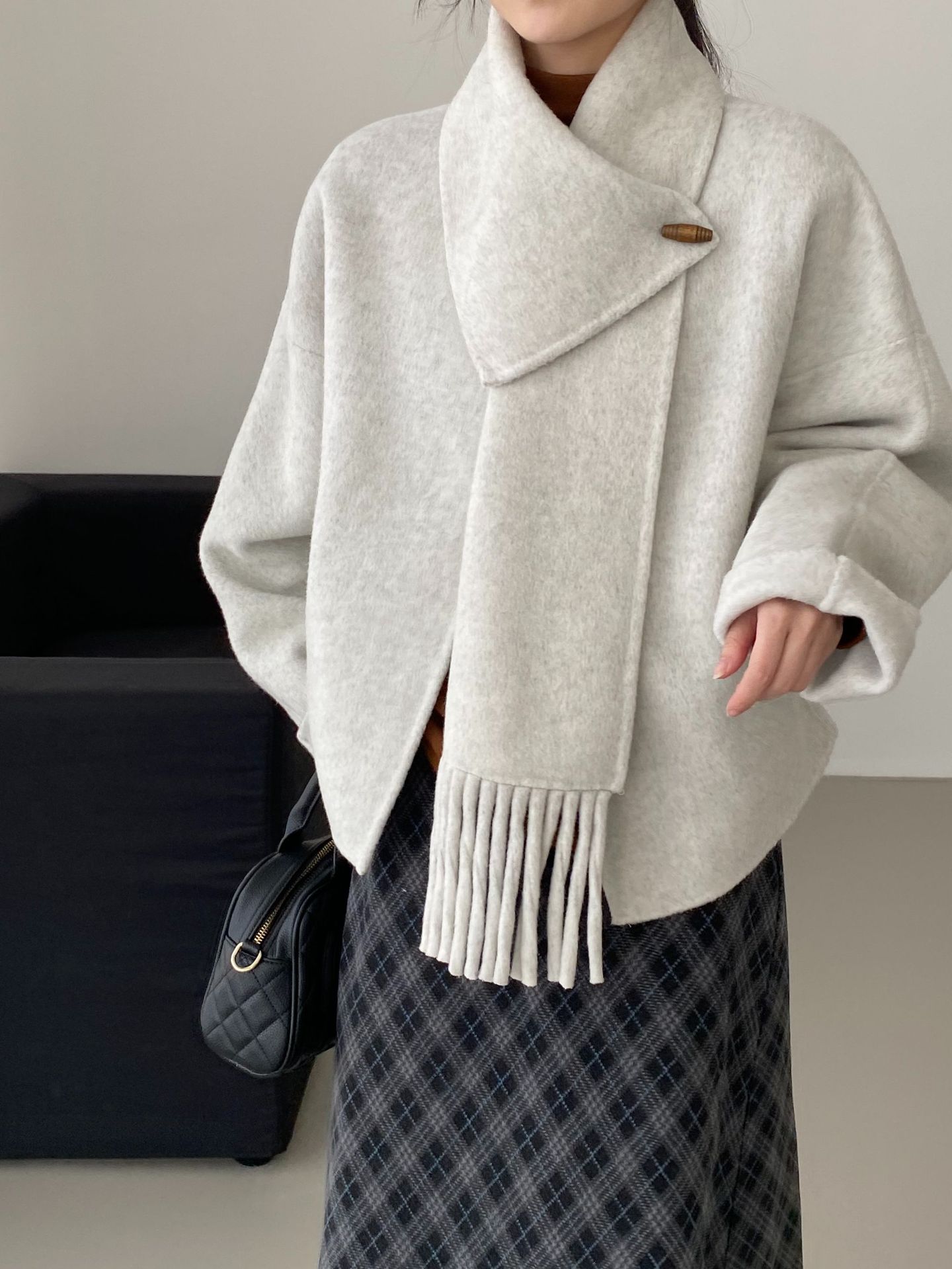 포근한 느낌의 방한용 머플러가 달린 더블 모직 코트 여성스러운 고급스러움 키 작은 울 코트