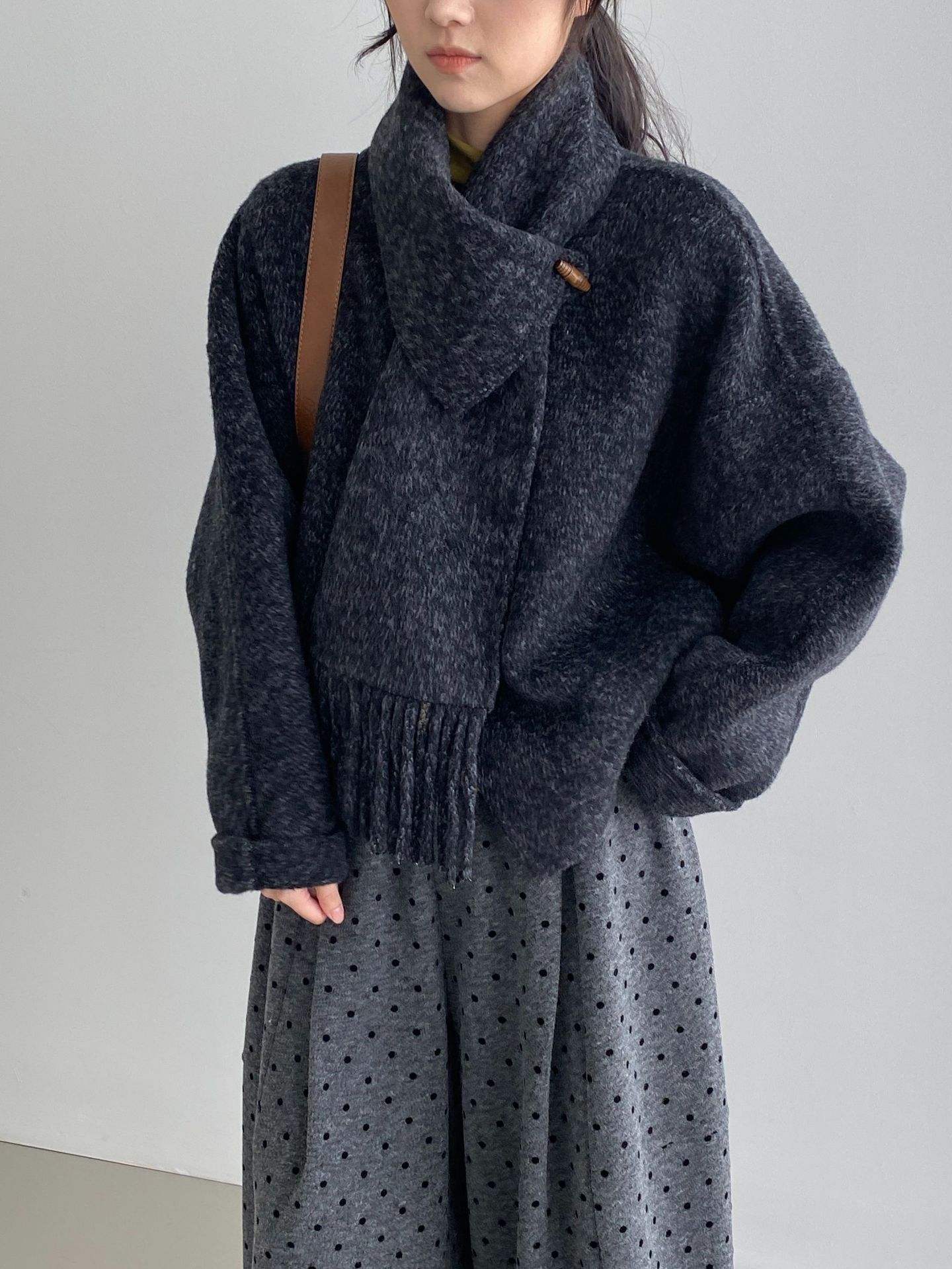 포근한 느낌의 방한용 머플러가 달린 더블 모직 코트 여성스러운 고급스러움 키 작은 울 코트