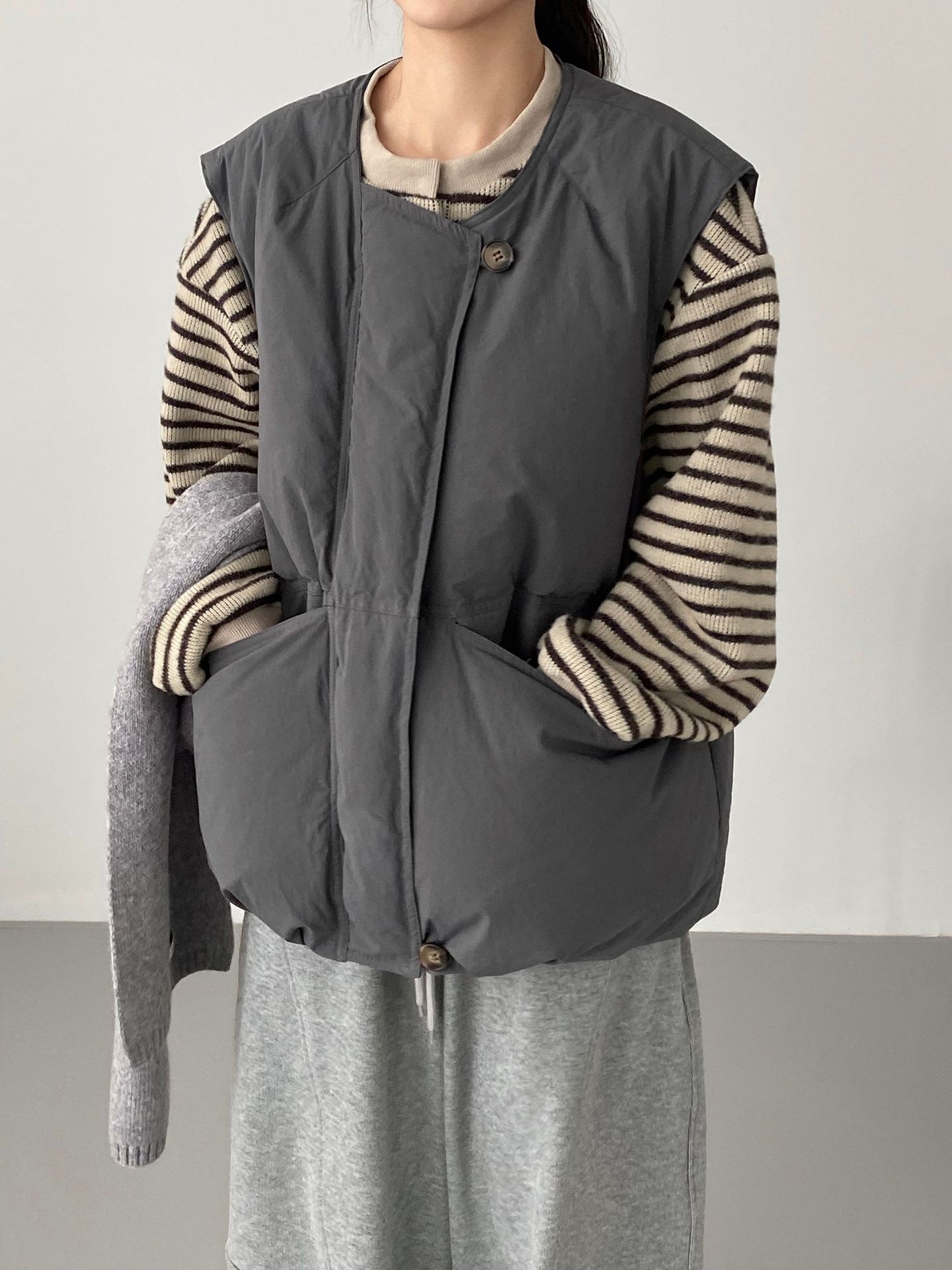 터프한 가방 90 화이트 오리털 패딩 조끼 페미닌의 넉넉하고 두툼한 조끼 코트입니다