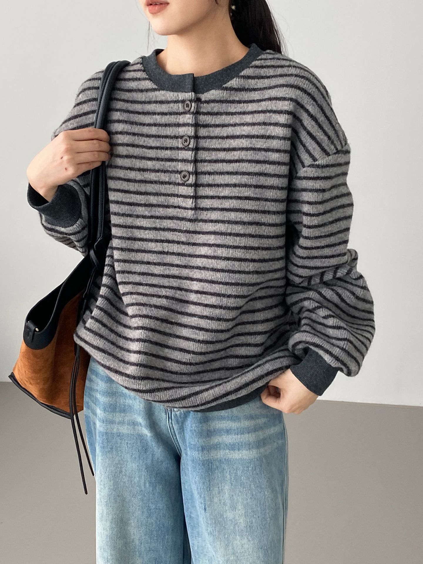느슨하고 나른한 기모 스트라이프 맨투맨 페미닌 라운드 넥 캐주얼로 어디에나 매치하기 좋습니다