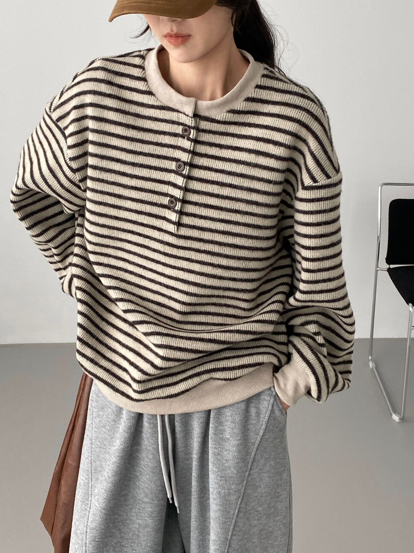 느슨하고 나른한 기모 스트라이프 맨투맨 페미닌 라운드 넥 캐주얼로 어디에나 매치하기 좋습니다