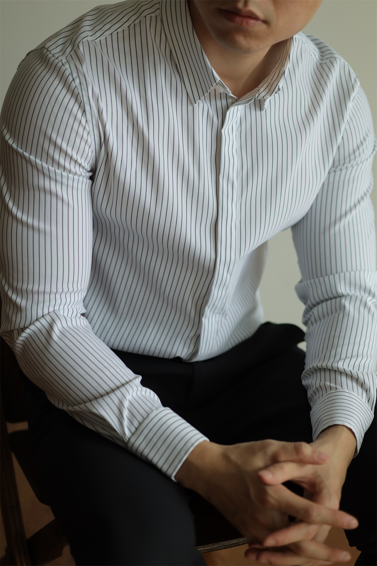 고급 스트라이프 남성용 라이트 비즈니스 긴팔 셔츠 봄 가을 신상품 다림질 방지 구김 방지 캐주얼 셔츠입니다