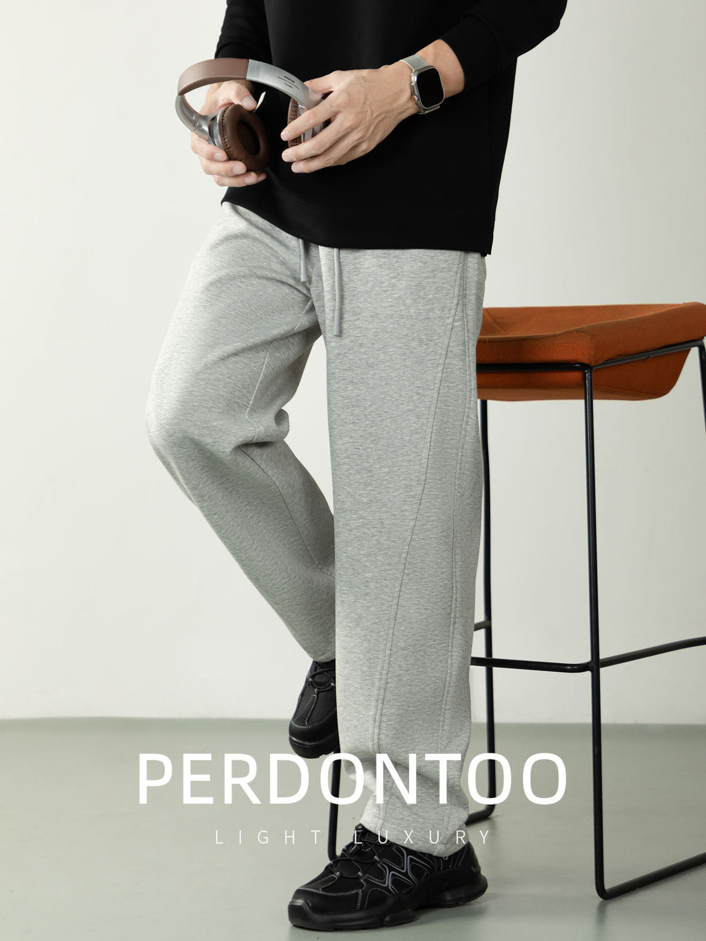 320g 무게감의 도톰한 니트 캐주얼 남성용 가을 겨울 편안한 착 떨어지는 트레이닝 팬츠입니다