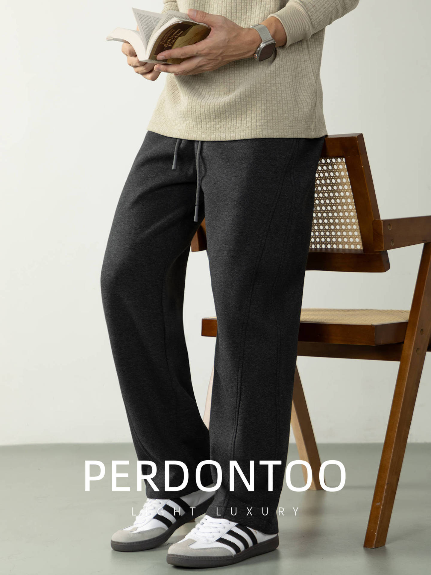 320g 무게감의 도톰한 니트 캐주얼 남성용 가을 겨울 편안한 착 떨어지는 트레이닝 팬츠입니다