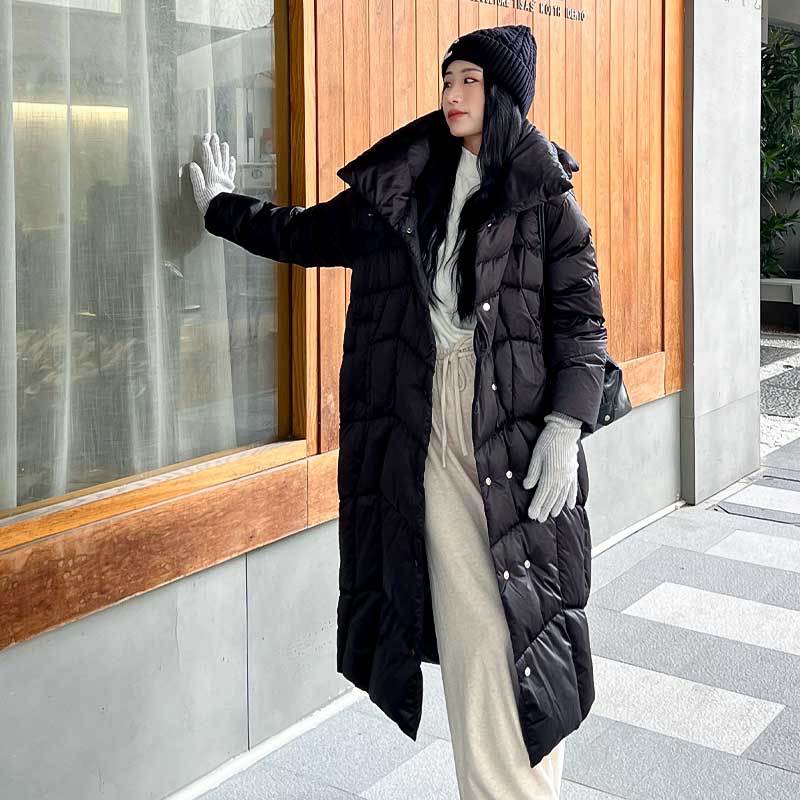 겨울 신상 무릎 위로 내려오는 코트입니다. 블랙의 두께감과 롱 기장의 블라우스 무드의 여성용 패딩입니다