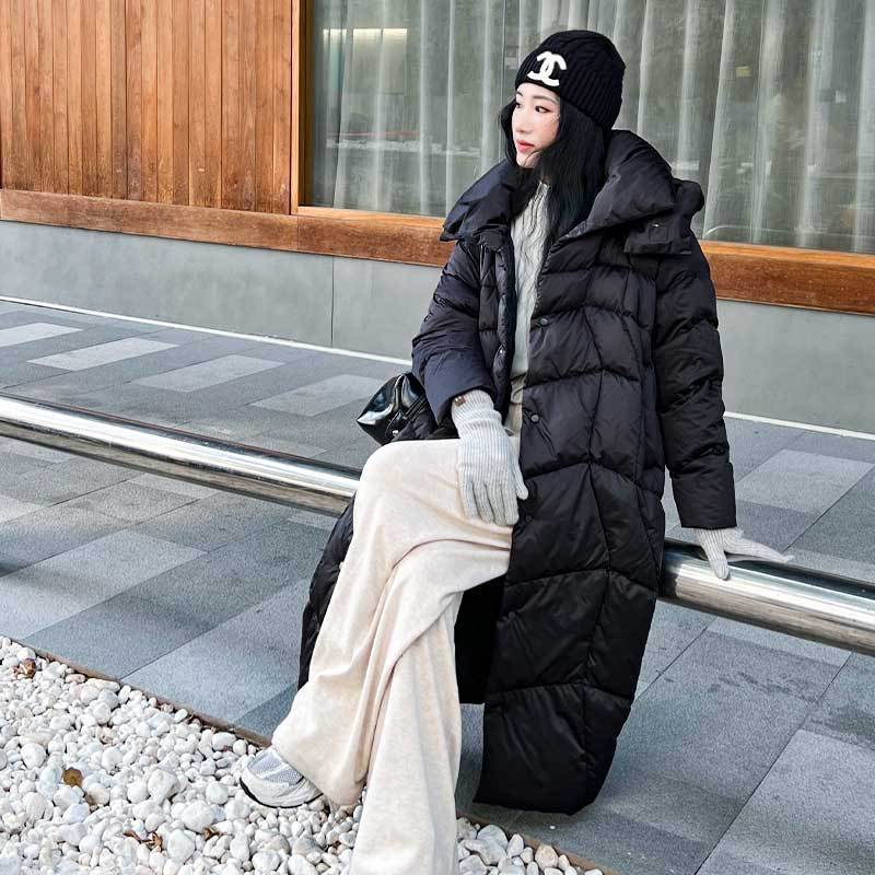 겨울 신상 무릎 위로 내려오는 코트입니다. 블랙의 두께감과 롱 기장의 블라우스 무드의 여성용 패딩입니다
