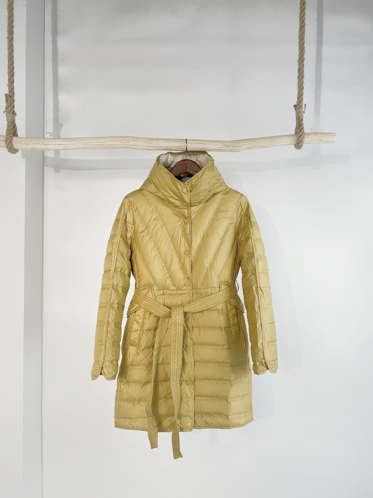 신상 가을겨울 미디엄 롱 캐주얼 패딩점퍼와 후드 벨트 화이트 오리털 퍼프 점퍼입니다