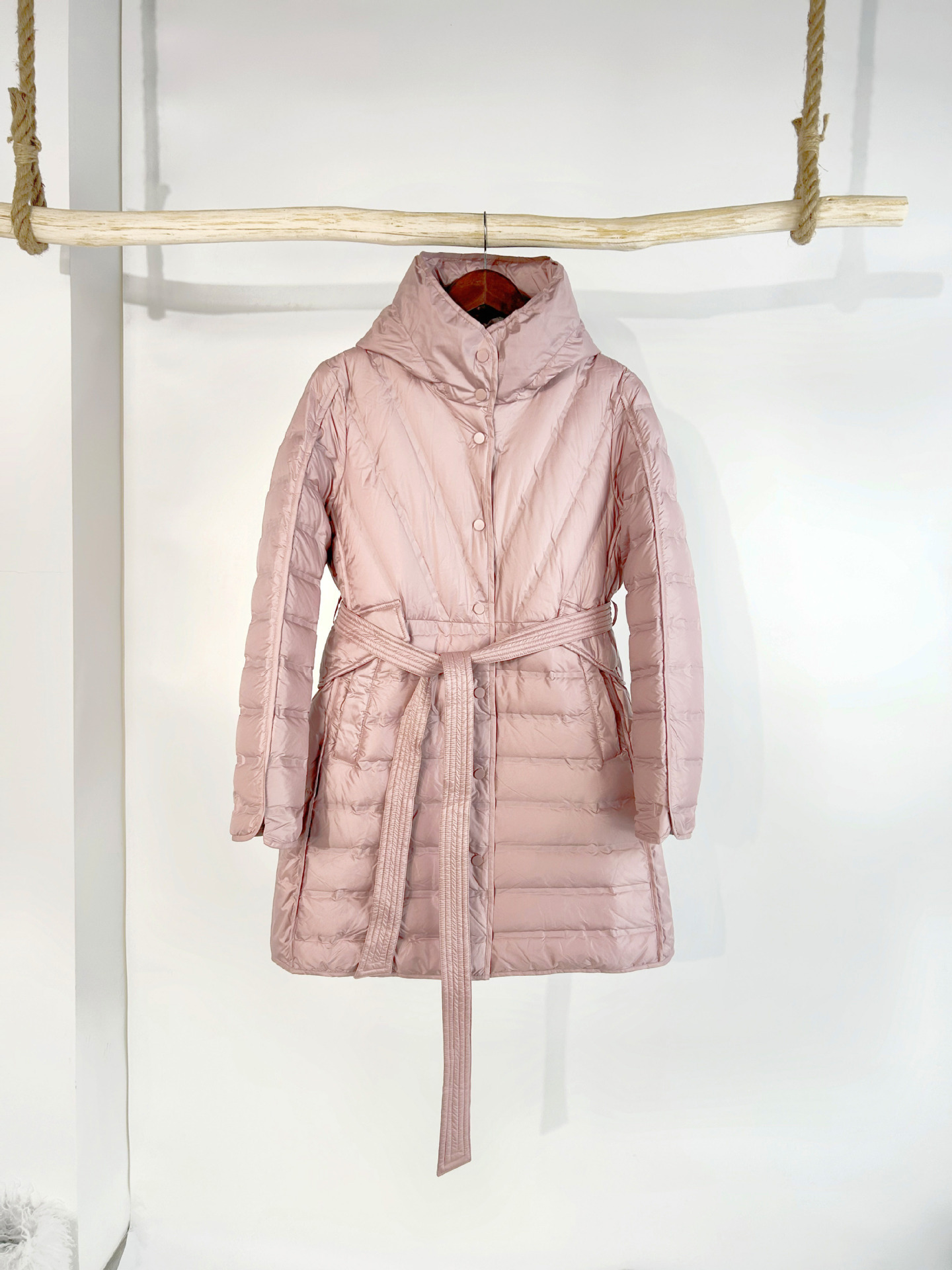 신상 가을겨울 미디엄 롱 캐주얼 패딩점퍼와 후드 벨트 화이트 오리털 퍼프 점퍼입니다