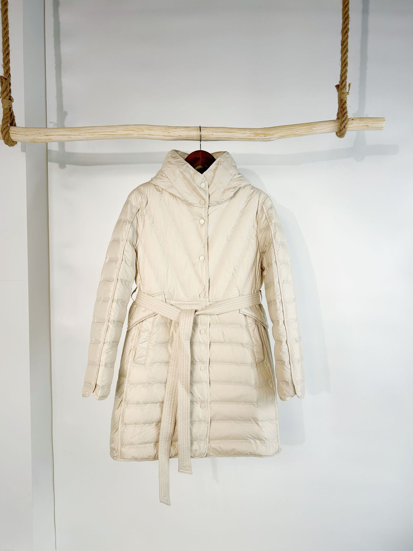 신상 가을겨울 미디엄 롱 캐주얼 패딩점퍼와 후드 벨트 화이트 오리털 퍼프 점퍼입니다