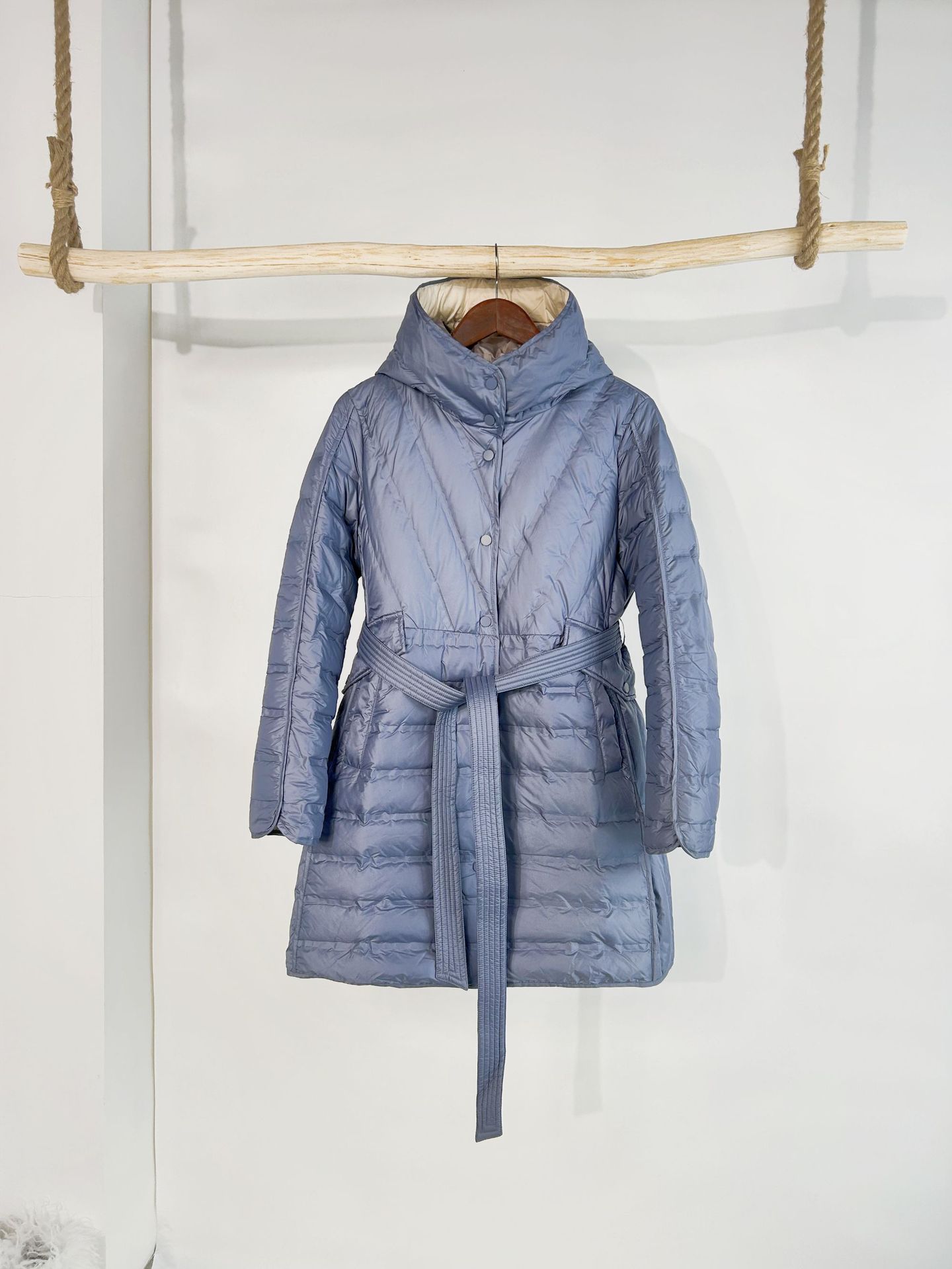 신상 가을겨울 미디엄 롱 캐주얼 패딩점퍼와 후드 벨트 화이트 오리털 퍼프 점퍼입니다