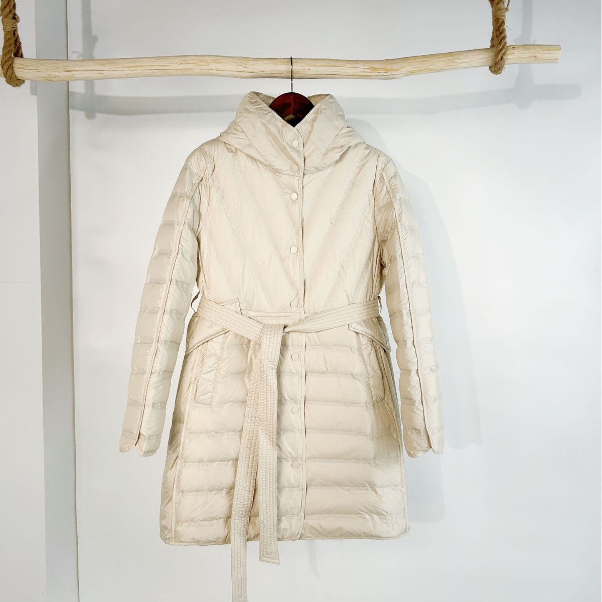 신상 가을겨울 미디엄 롱 캐주얼 패딩점퍼와 후드 벨트 화이트 오리털 퍼프 점퍼입니다