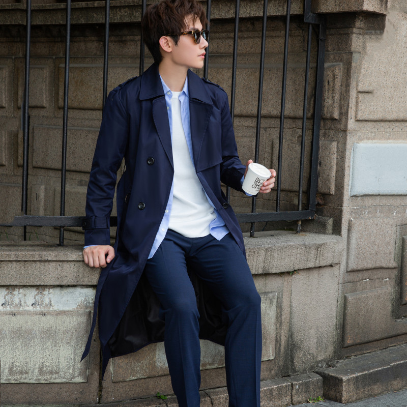 감각적인 디자인의 트렌치코트입니다. 남성용 봄 · 가을 기장으로 무릎 위로 내려오는 롱 기장의 코트입니다