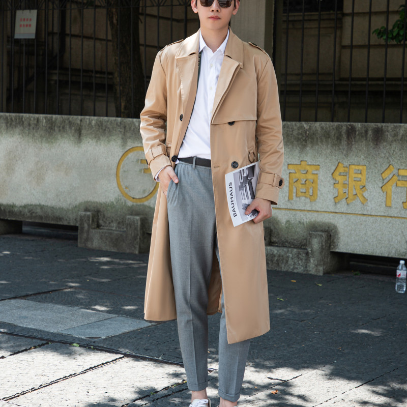 감각적인 디자인의 트렌치코트입니다. 남성용 봄 · 가을 기장으로 무릎 위로 내려오는 롱 기장의 코트입니다