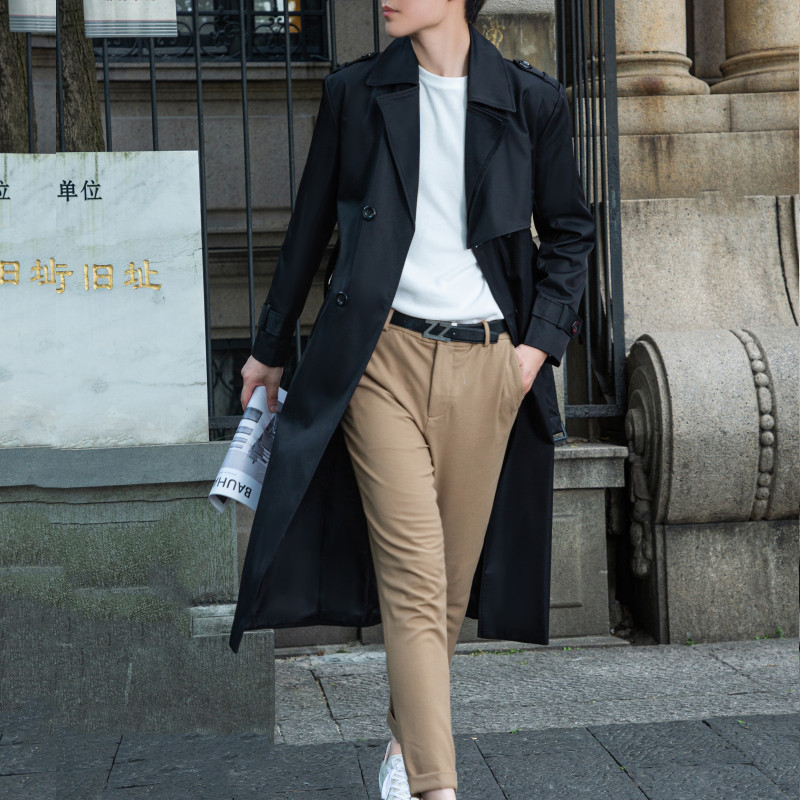 감각적인 디자인의 트렌치코트입니다. 남성용 봄 · 가을 기장으로 무릎 위로 내려오는 롱 기장의 코트입니다