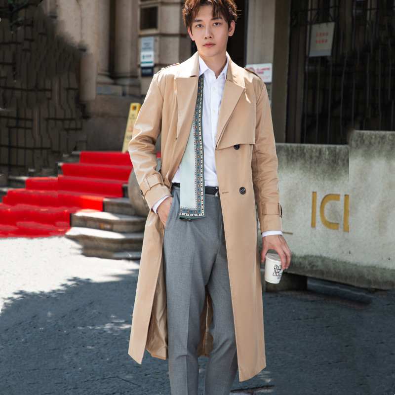 감각적인 디자인의 트렌치코트입니다. 남성용 봄 · 가을 기장으로 무릎 위로 내려오는 롱 기장의 코트입니다