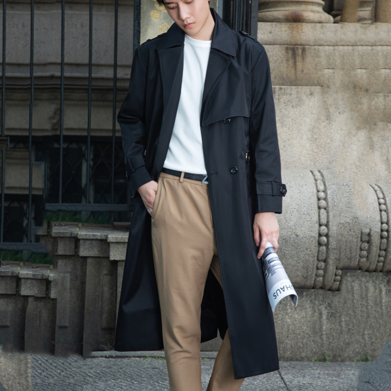 감각적인 디자인의 트렌치코트입니다. 남성용 봄 · 가을 기장으로 무릎 위로 내려오는 롱 기장의 코트입니다