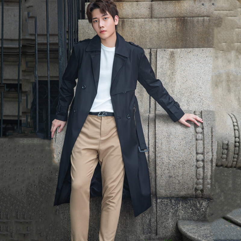 감각적인 디자인의 트렌치코트입니다. 남성용 봄 · 가을 기장으로 무릎 위로 내려오는 롱 기장의 코트입니다