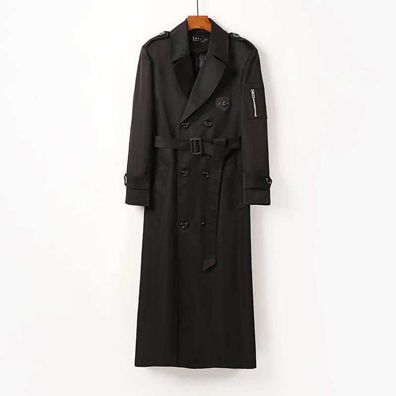 빅 사이즈 트렌치코트 남성 롱니코트코리아 캐주얼 트렌치코트로 멋을 낸 남성이다