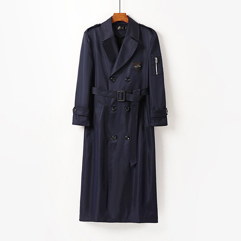 빅 사이즈 트렌치코트 남성 롱니코트코리아 캐주얼 트렌치코트로 멋을 낸 남성이다