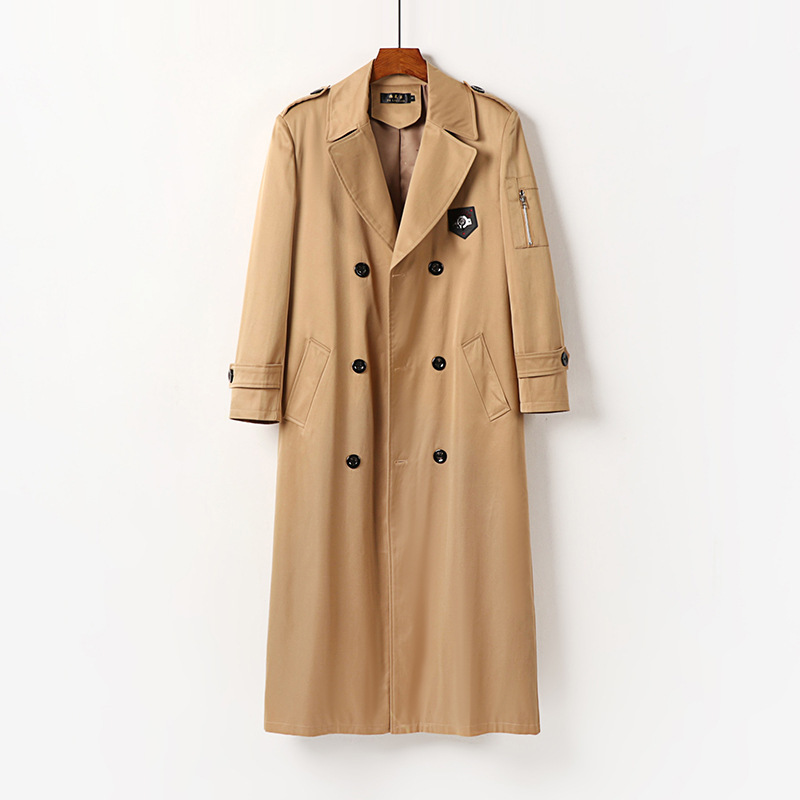 빅 사이즈 트렌치코트 남성 롱니코트코리아 캐주얼 트렌치코트로 멋을 낸 남성이다