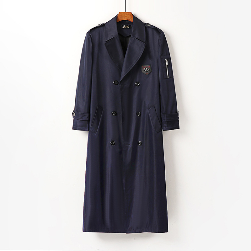 빅 사이즈 트렌치코트 남성 롱니코트코리아 캐주얼 트렌치코트로 멋을 낸 남성이다