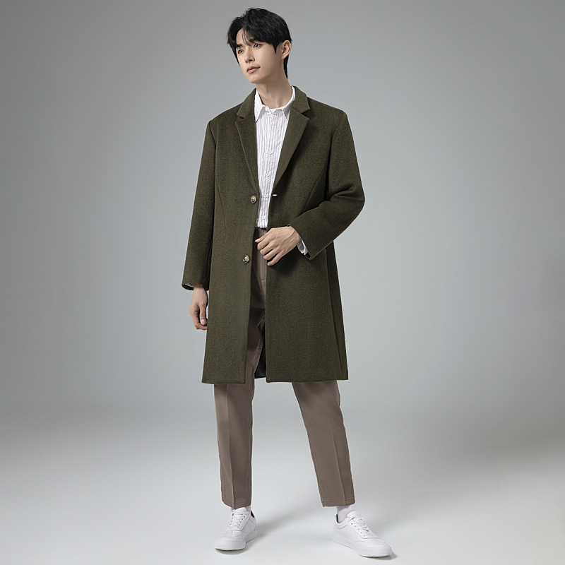 라지 사이즈의 박시한 디자인의 모직 코트남 가을겨울 미디엄 기장의 박시한 트렌치코트요 트렌치남