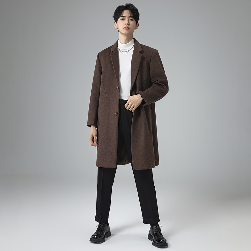 라지 사이즈의 박시한 디자인의 모직 코트남 가을겨울 미디엄 기장의 박시한 트렌치코트요 트렌치남