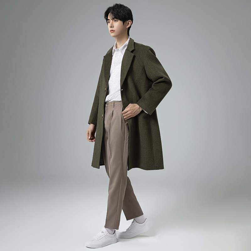 라지 사이즈의 박시한 디자인의 모직 코트남 가을겨울 미디엄 기장의 박시한 트렌치코트요 트렌치남