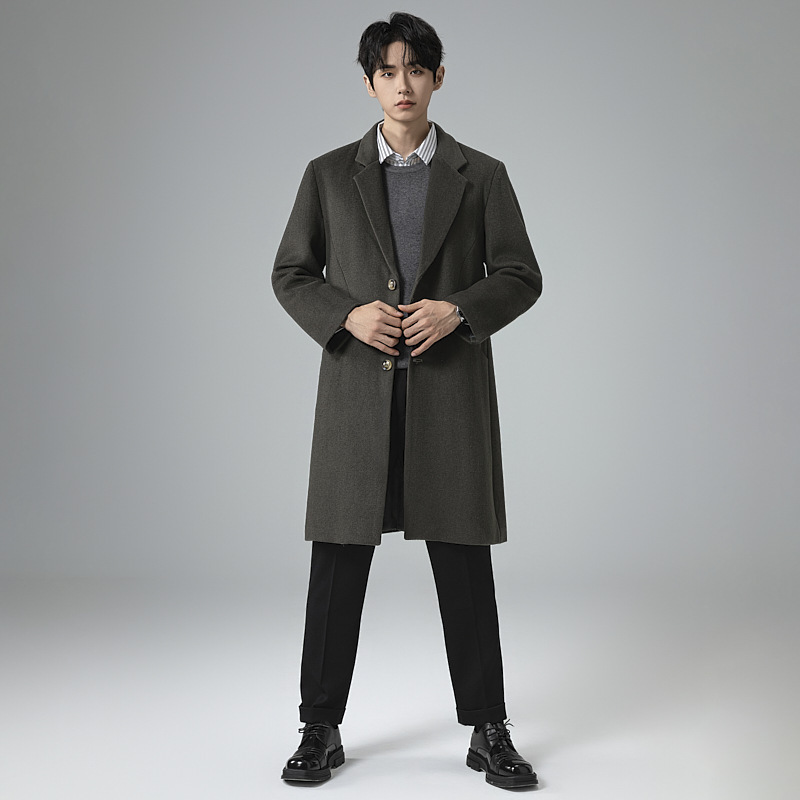 라지 사이즈의 박시한 디자인의 모직 코트남 가을겨울 미디엄 기장의 박시한 트렌치코트요 트렌치남