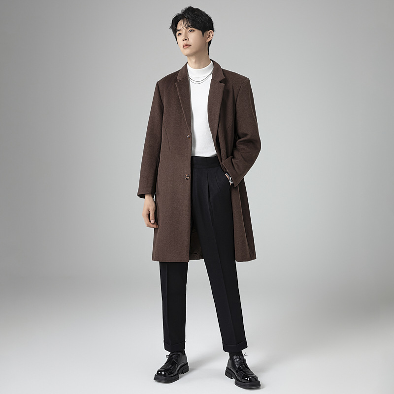 라지 사이즈의 박시한 디자인의 모직 코트남 가을겨울 미디엄 기장의 박시한 트렌치코트요 트렌치남