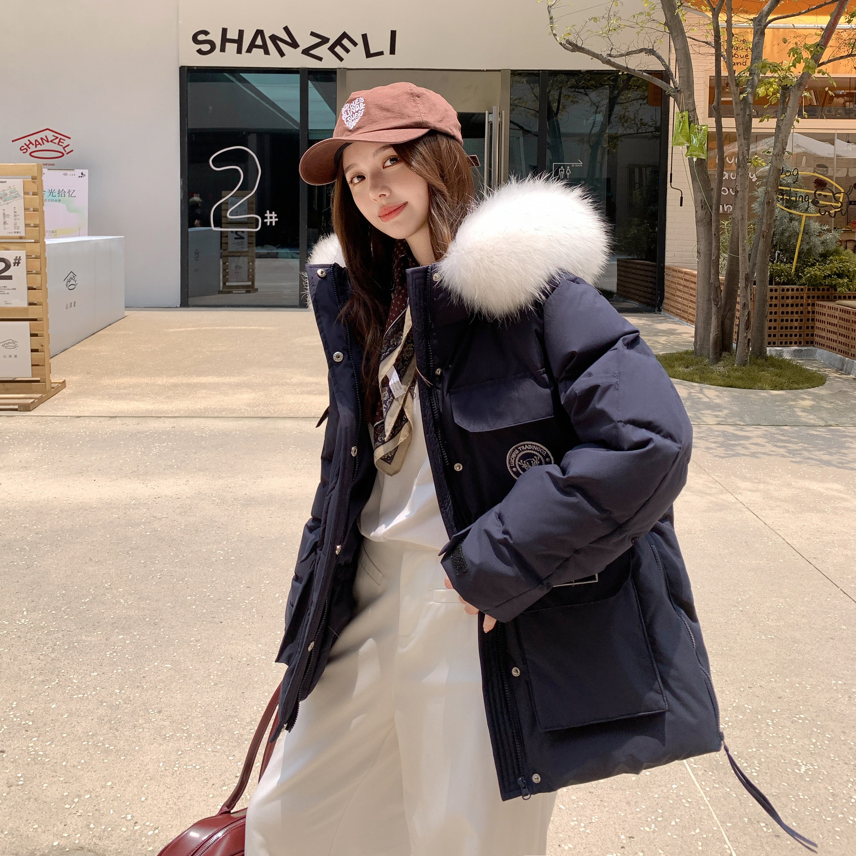 패딩 재킷을 극복하는 여성 쇼트 기장